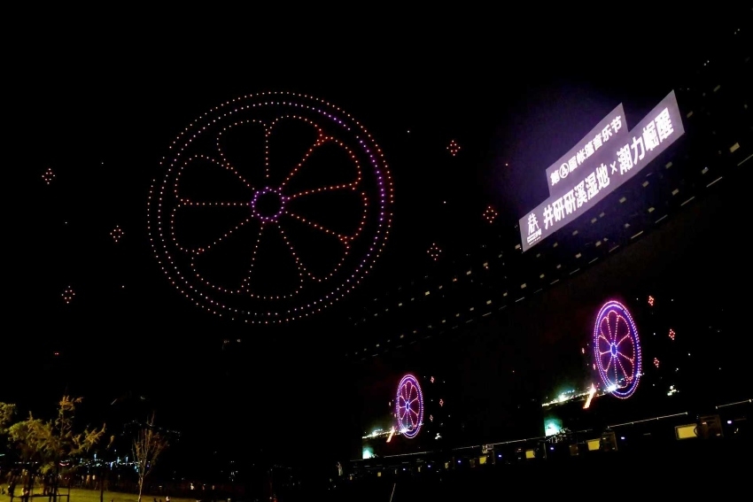 无人机编队表演。成都潮力崛醒文化旅游有限公司供图