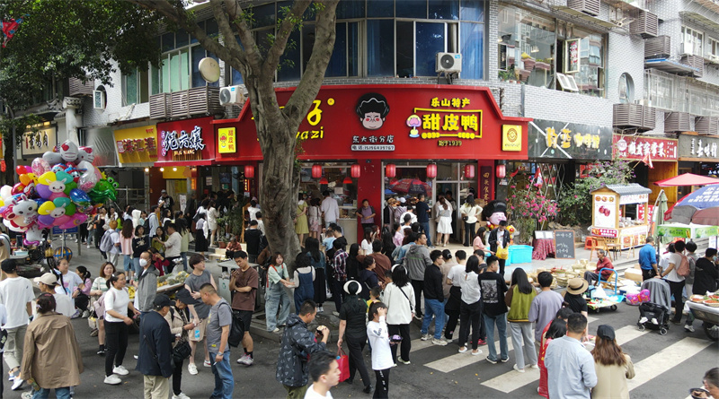 “川超”期间，乐山游人如织。乐山市融媒体中心供图
