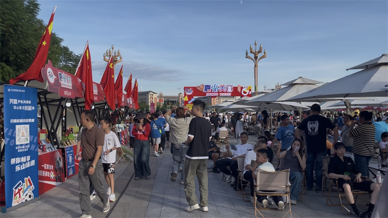 “川超”场馆外的“嘉州美市”吸引众人消费打卡。乐山市融媒体中心供图