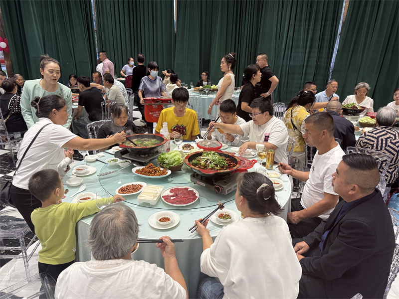 球迷在品尝“川超夺冠套餐”。乐山市融媒体中心供图
