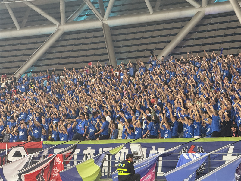 “球迷”为球队加油。乐山市融媒体中心供图