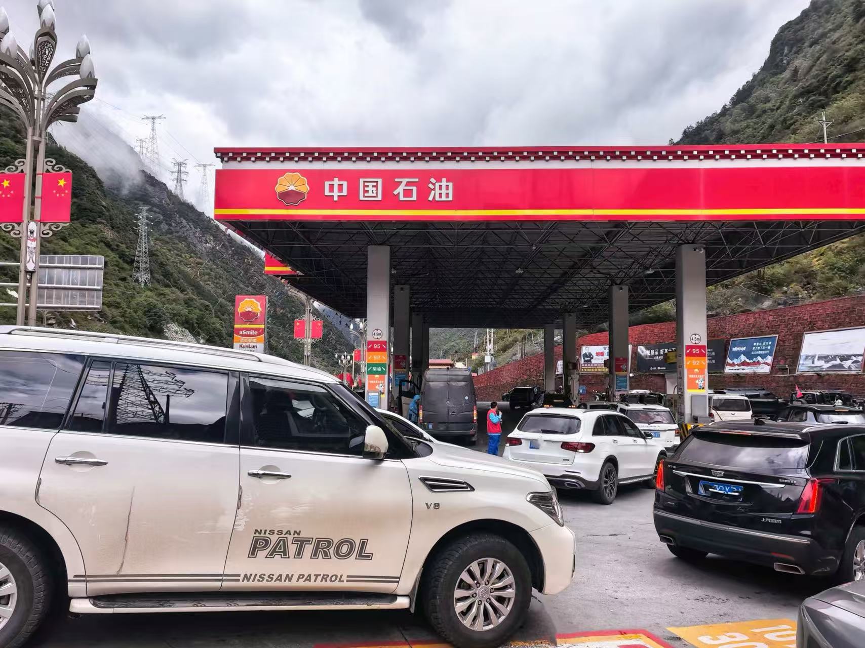 国庆中秋期间，中国石油四川甘孜销售分公司跑马山加油站为客户有序加油。陈建每摄