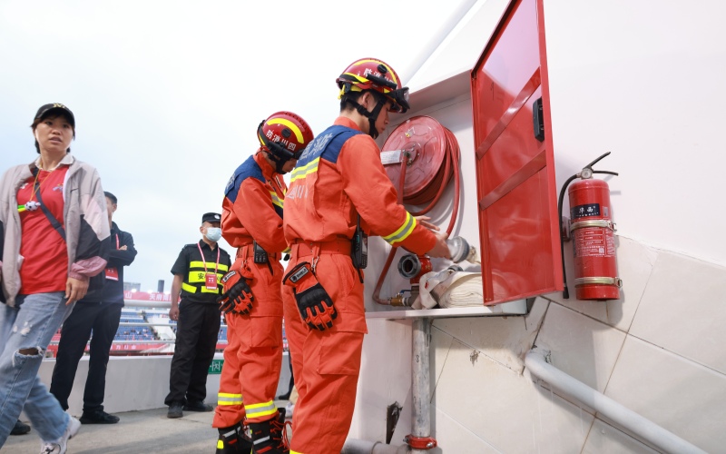 消防人員檢查消防設施。仁壽縣消防救援大隊供圖
