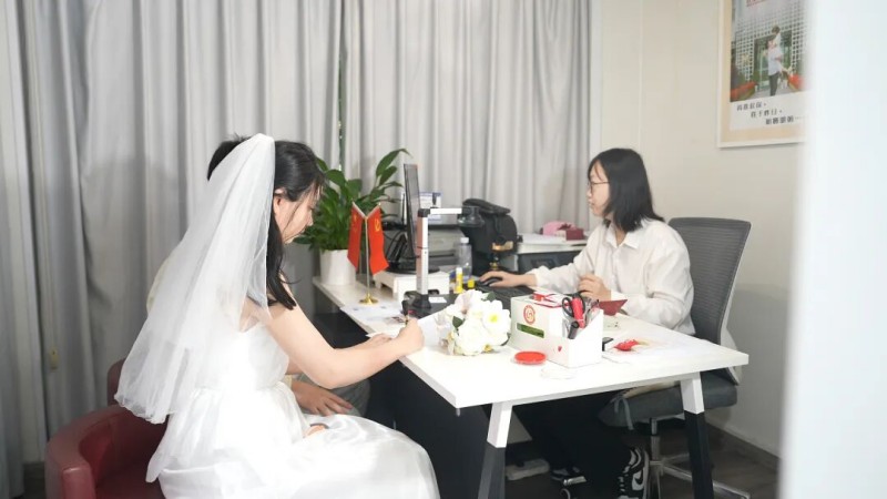 一对新人婚姻登记。四川天府新区融媒体中心供图