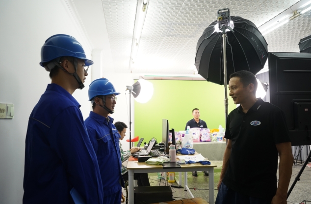 國網成都市青白江供電公司客戶經理在成都意中洗滌用品有限公司開展用電檢查和能效診斷，保障國產老牌網紅品牌“活力28”國慶期間“生產+直播”用電。劉晗璐攝