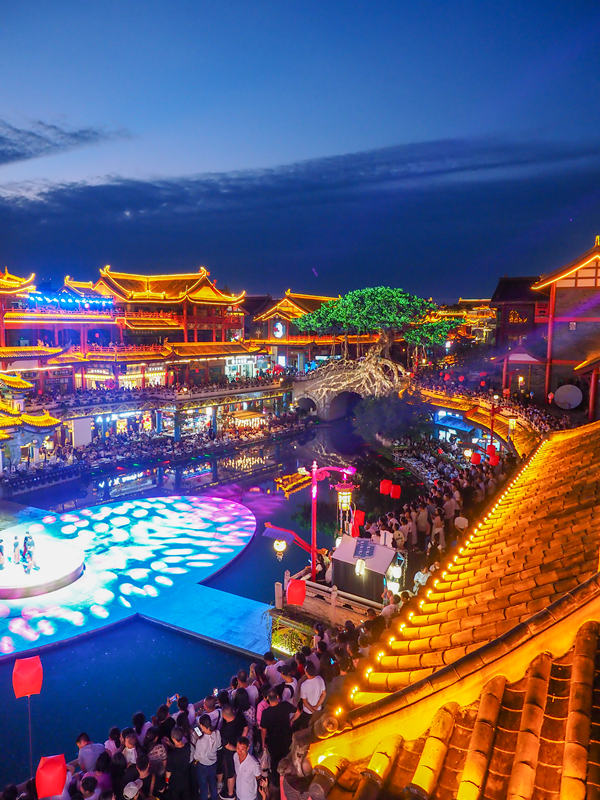 眉山水街夜景。陈美桦摄