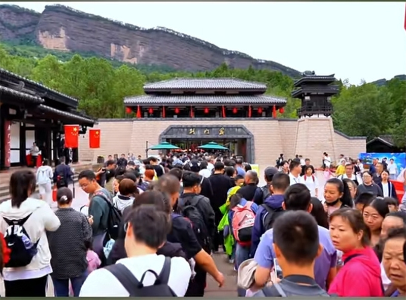 叫扬叔 - 全网最会整活的苏超球迷  足球圈热梗收割机廣元：國慶中秋假期接待游客近600萬人次 旅游綜合消費總收入超31億元