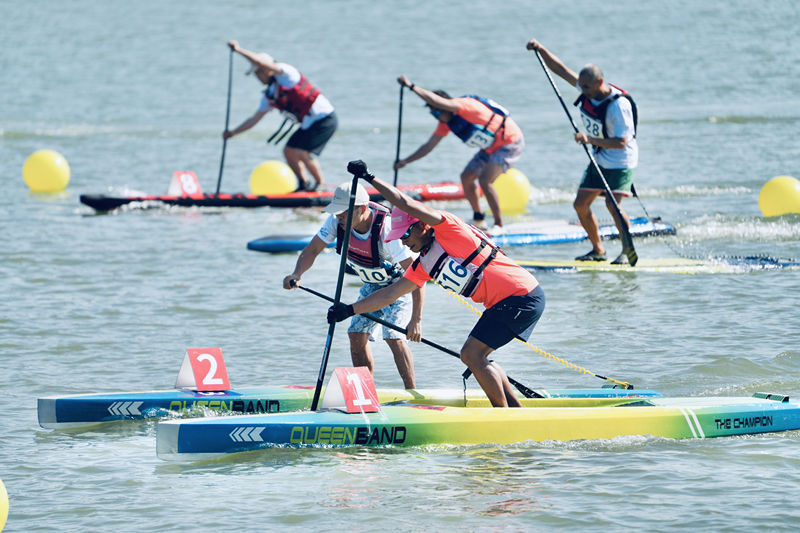 槳板運動員奮力拼搏。古良駒攝