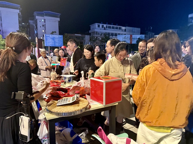 后山广场消费现场。张倩供图
