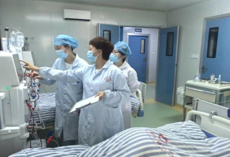 医生工作现场。新龙县卫生健康局供图