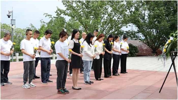 缅怀纪念。自贡市烈保中心供图