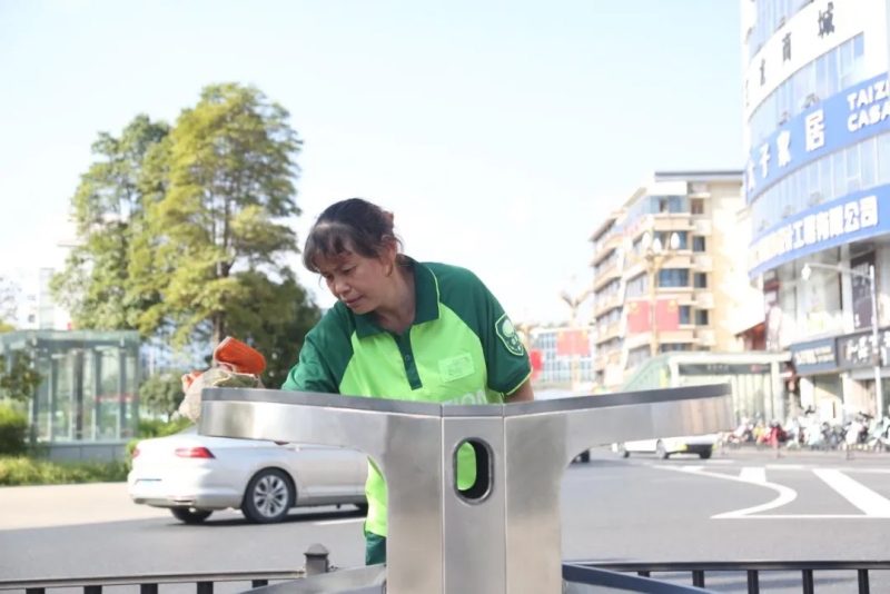龍泉驛區環衛工人在擦拭垃圾桶。成都市城市管理委員會供圖