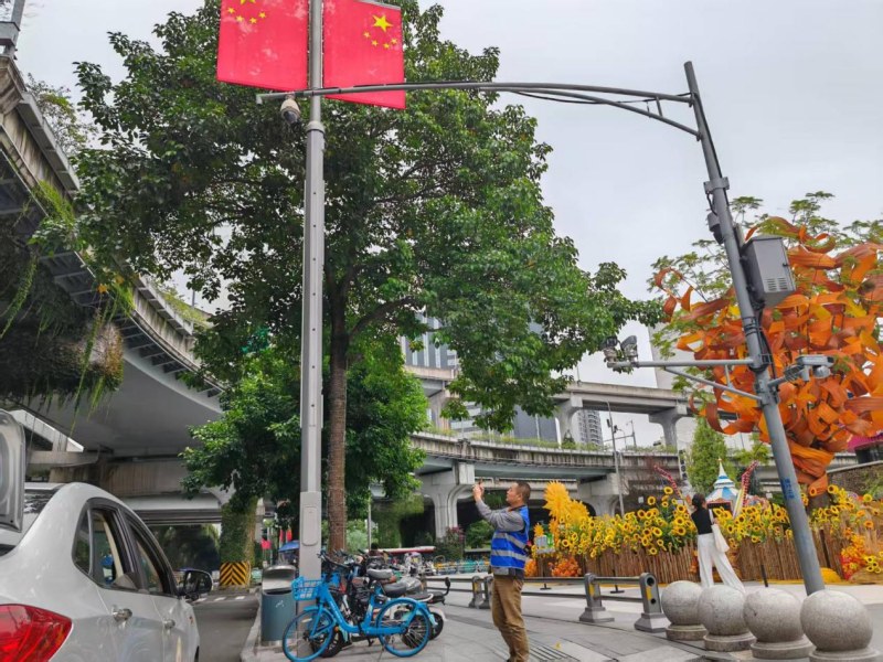 成都市市容環衛中心工作人員節日期間在街頭巡查。成都市城市管理委員會供圖