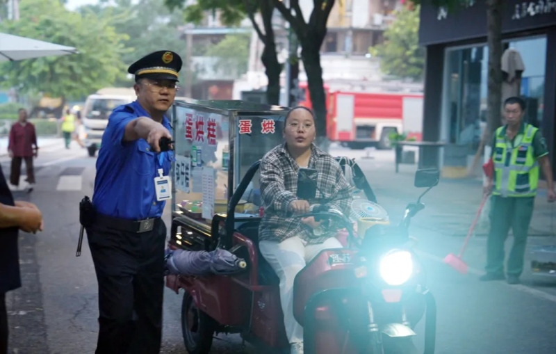 新津區執法人員引導游商規范擺攤。成都市城市管理委員會供圖