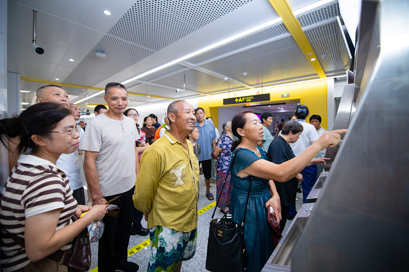 軌道交通資陽線乘客。張建攝