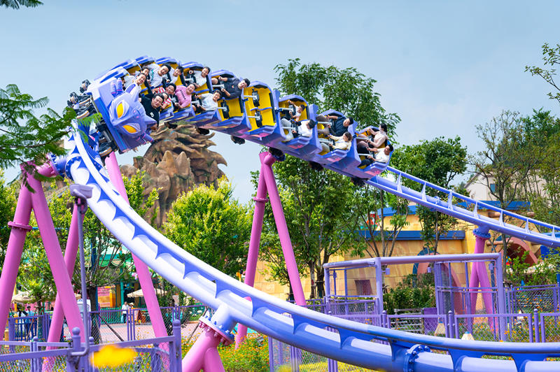 游客在資陽方特國色春秋游玩。張建攝