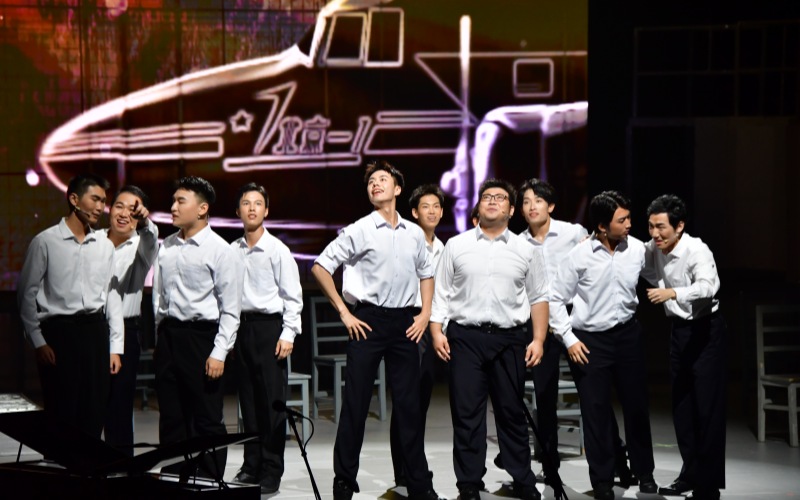 青年时期的罗阳与同学们。韩青化祎摄