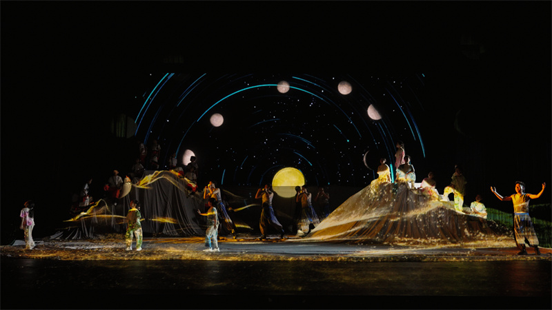 跨越时空的“问月图卷”。