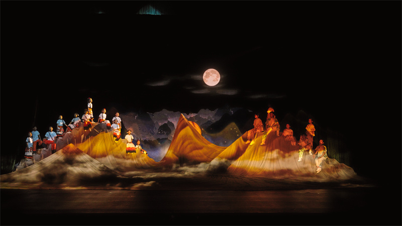 演出现场呈现屋檐、山川、湖海等自然意象。