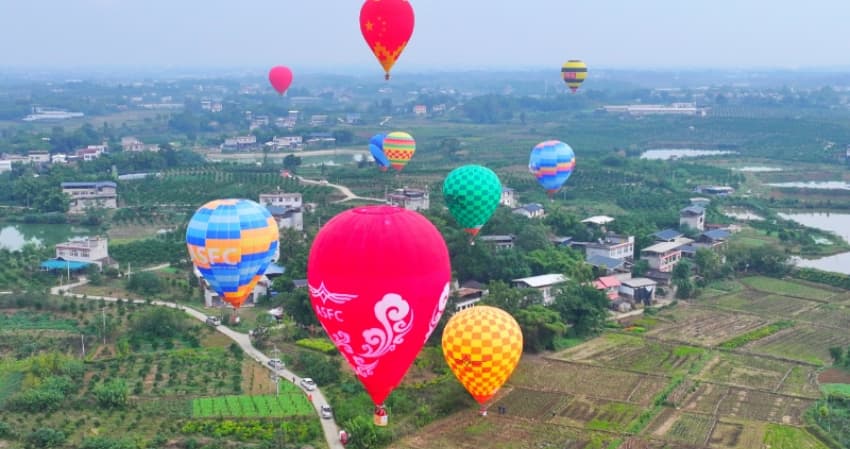 活動現場迎風飄揚的熱氣球群。主辦方供圖