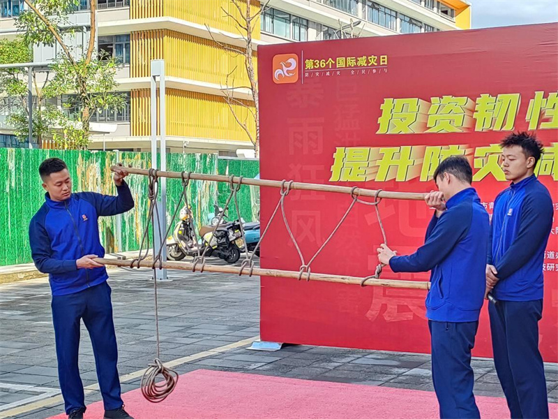 现场做的简易担架。黄成薇供图