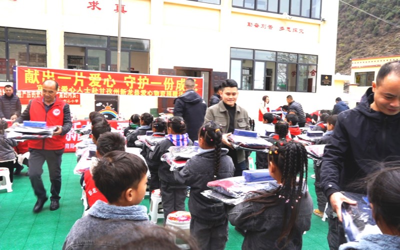 衔接爱心团队一行到乡镇小学开展物资捐赠活动。宜宾市第七批援新工作队供图
