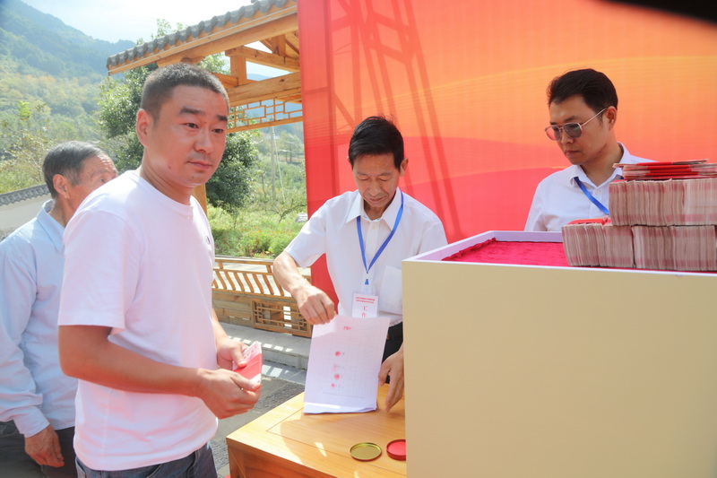 领取分红资金。马发海摄