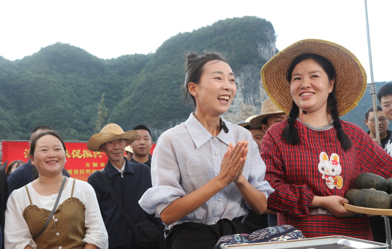 网红主播“跑山阿红”推介官渡镇农特产品。马发海摄