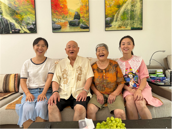 与工作人员合影。富顺县退役军人事务局供图