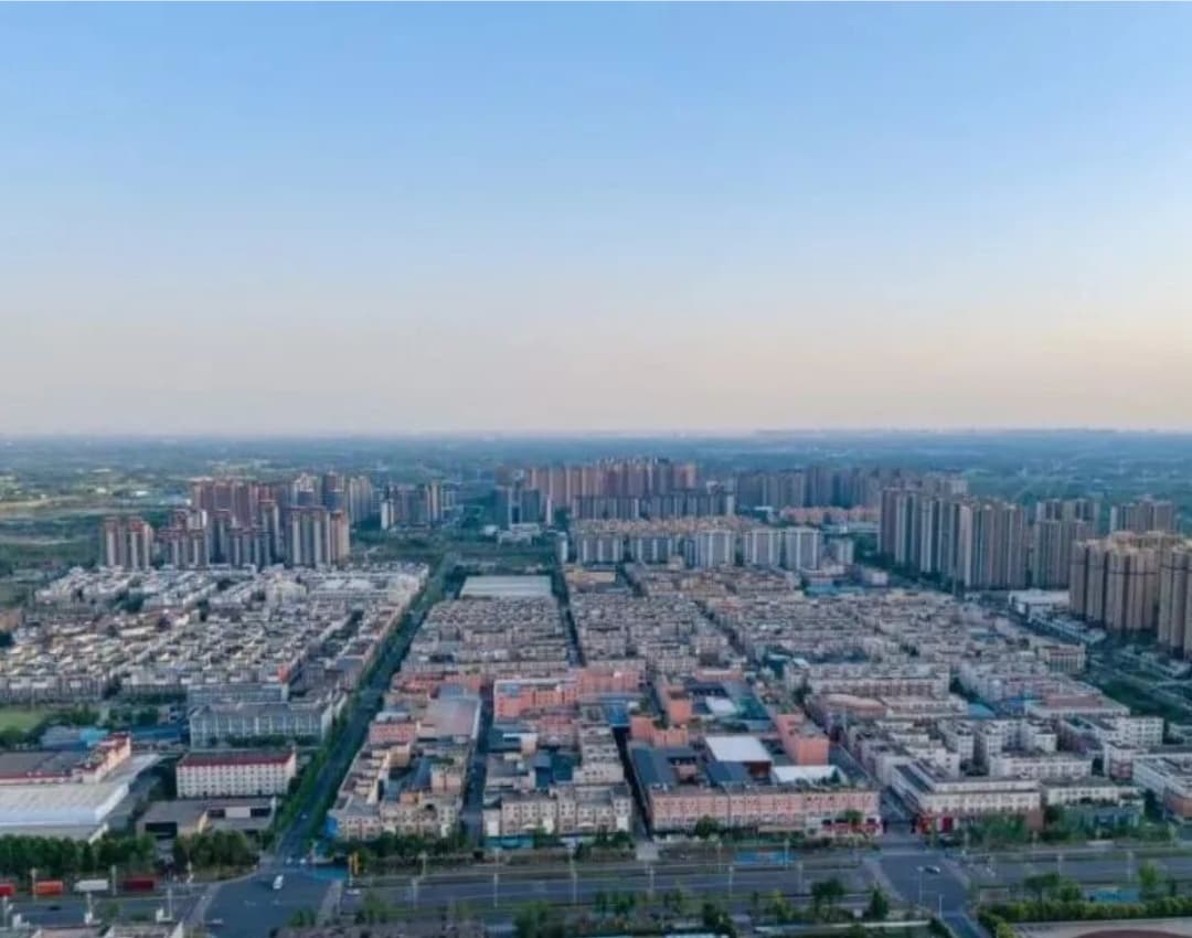 中国西部国际校服城。彭州发展改革局供图