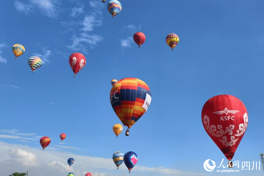 比賽現場的熱氣球。人民網 趙祖樂攝