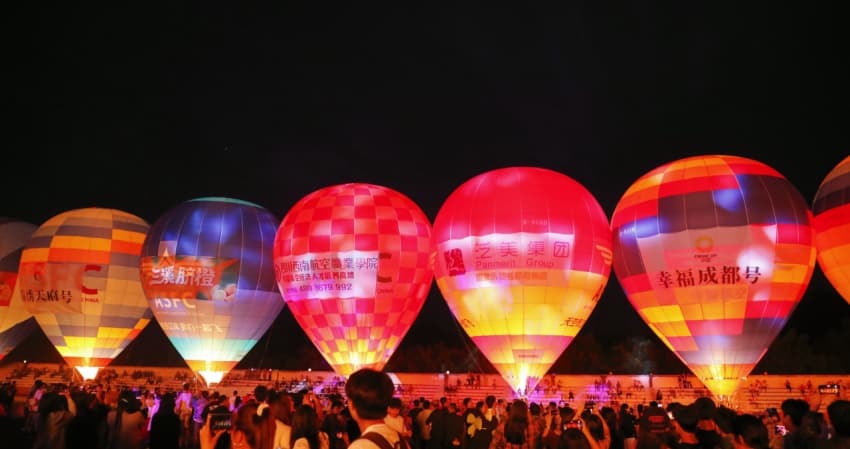 晚间五彩斑斓的热气球。金堂县委宣传部供图