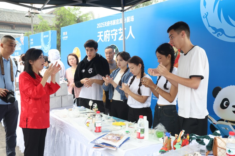 留学生体验非遗面塑。翠屏区融媒体中心供图