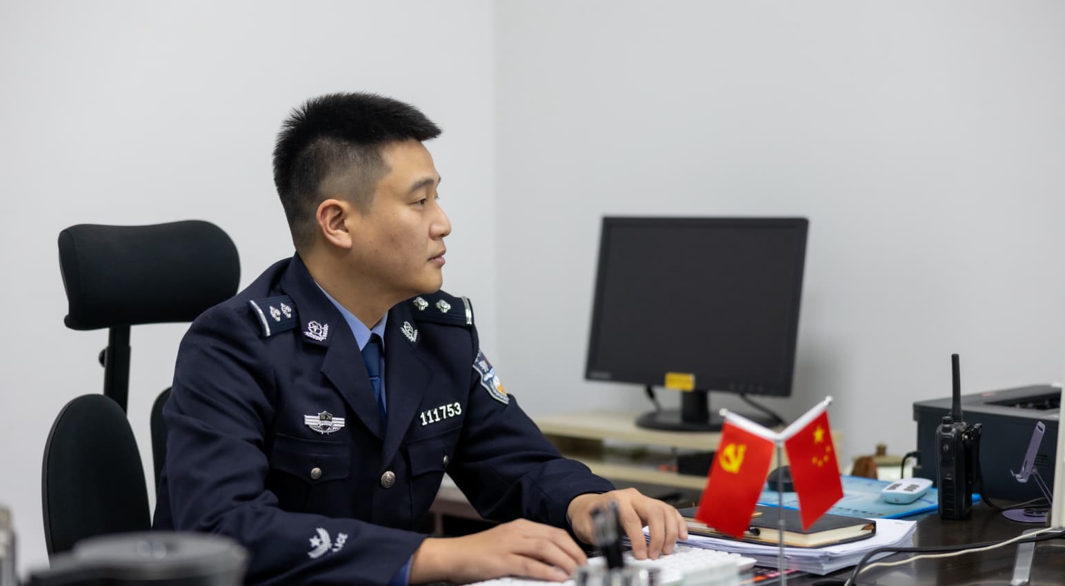 工作中的胡垒。资阳市公安局雁江分局供图