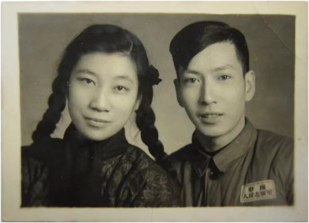 吕戎生出征前与未婚妻合影。自流井区退役军人事务局供图