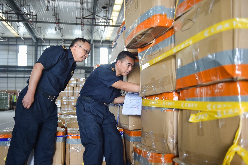 成都海关关员查验出口跨境电商货物。成都海关供图