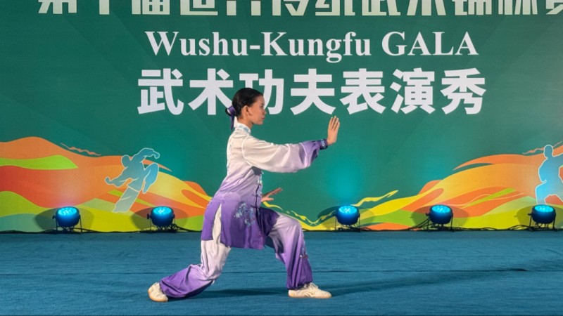 文莱武术队队员表演太极拳。何思源供图