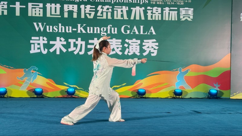 中國香港武術隊隊員楊千締表演楊式太極劍。何思源供圖