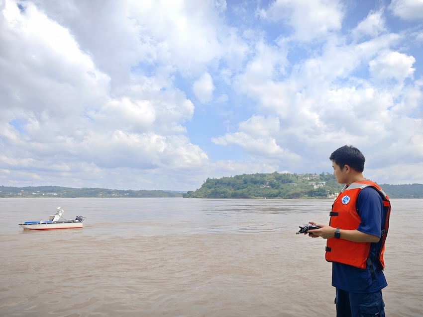 工作人员正在操纵无人船。长江泸州航道局供图