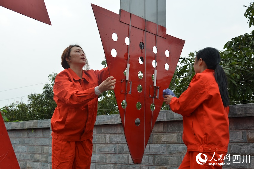 烟灯房信号台信号员正在调试传统信号设备。梁洪铭摄