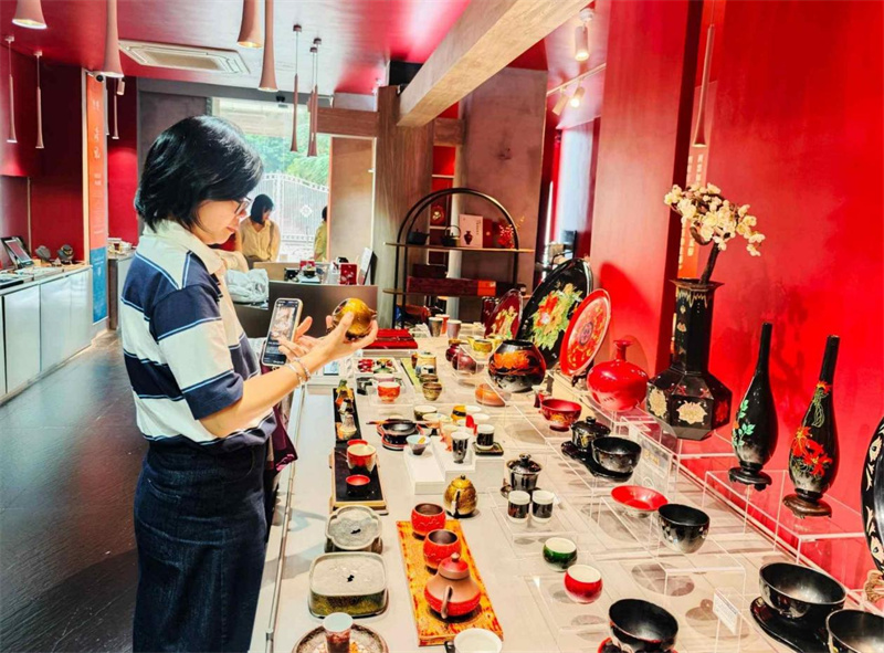 市民游客在大旗茶館選購文創產品。陳靜供圖