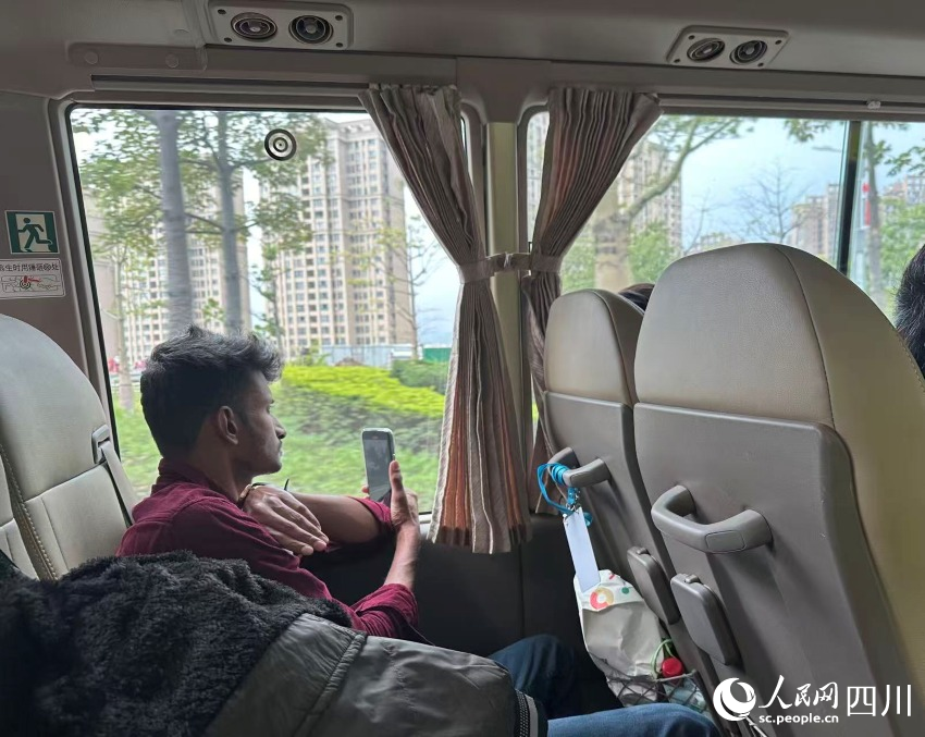 朱萬普拉格·薩奇特拉·伊蘭加·佩雷拉在拍攝沿途風景。實習生 張雨欣攝