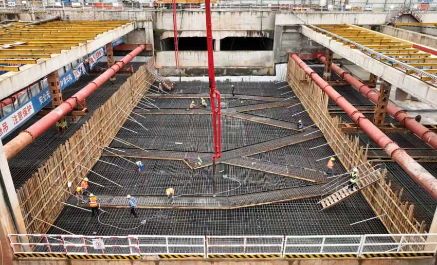 凤凰山站（凤台三路站）正在进行最后一块顶板浇筑。成都轨道集团供图
