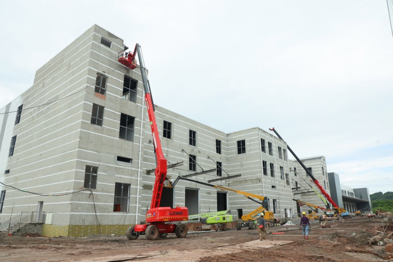 对建筑外立面进行装饰。翠屏区融媒体中心供图