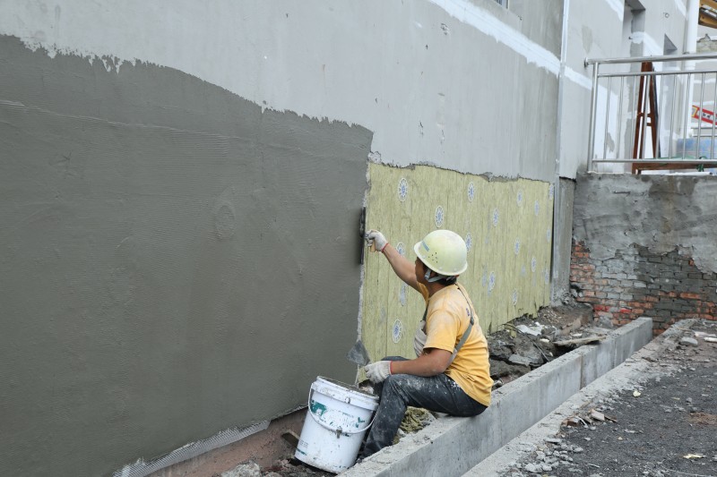 工人正进行建筑外立面装饰工作。翠屏区融媒体中心供图