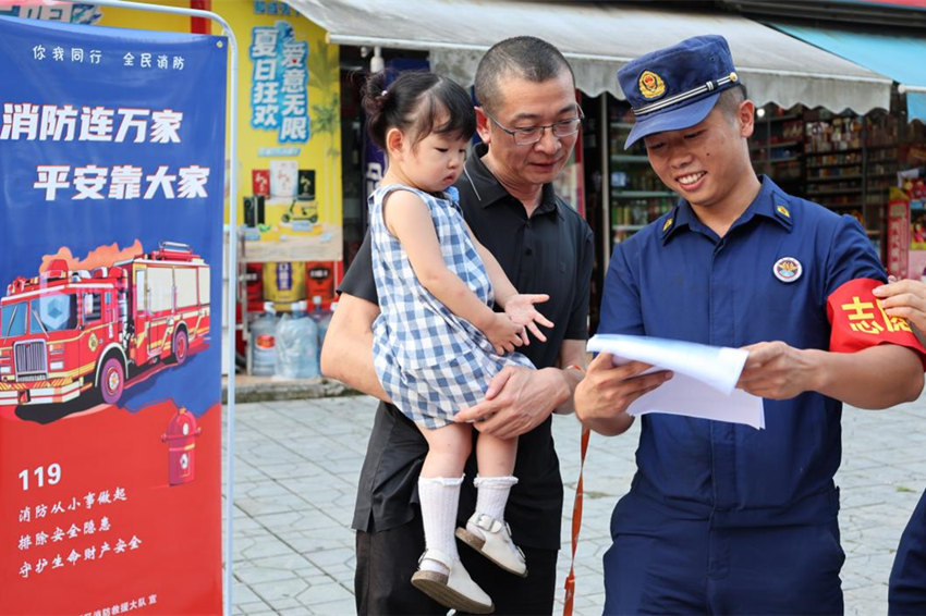 眉山高新区消防救援大队在基层开展宣传工作。受访者供图