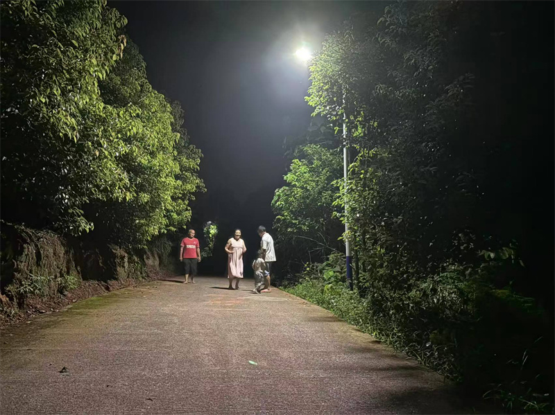 路燈亮了群眾笑了。敘州區融媒體中心供圖