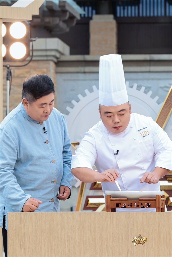 單霽翔與選手互動。節目組供圖