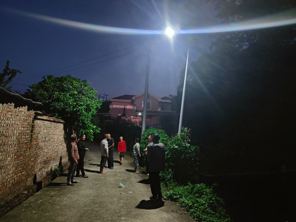吴山村村民在路灯下话家常。富顺县烟草专卖局（分公司）供图