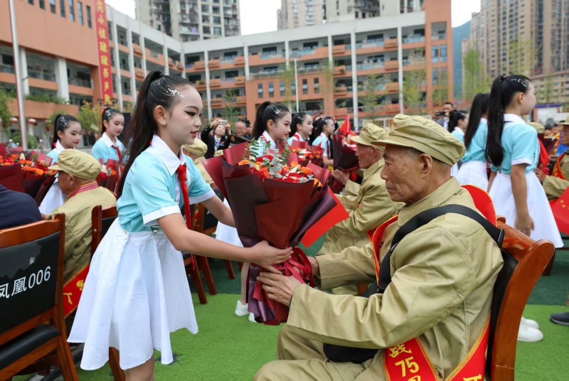 学生代表向老兵们献花。宣汉县委宣传部供图